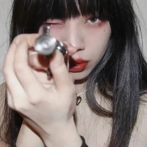  侧颜杀女生头像