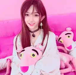  女装大佬艾比微博上卖吻,看到价钱后,网友上学不易啊