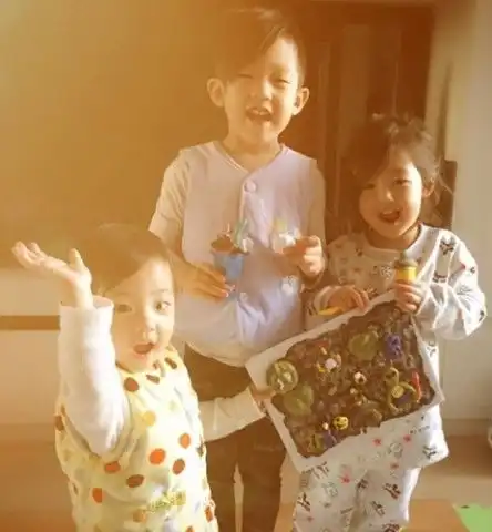  刘畊宏夫妻为小女儿庆生,小泡芙三兄妹简直是复制粘贴的