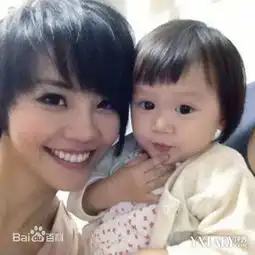  真父女,苏立信18岁的女儿身高180颜值爆表,与信同框犹如情侣