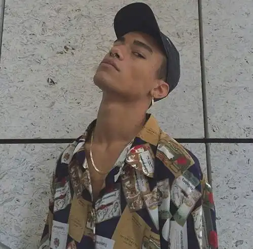  跟着这位蹿红的荷尔蒙男模学当网络潮人