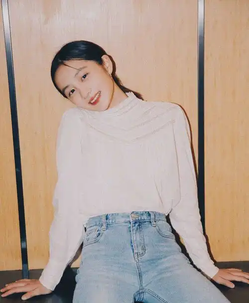  黄磊15岁女儿染发打耳钉,172的孙莉没她高,近照里的她身材很好