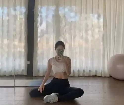  有一种谦虚叫杨采钰明明是魔鬼身材却只承认健康,这标准看懵了