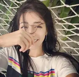  八张迪丽热巴的自拍混入了一个关晓彤,你能用多久着出来