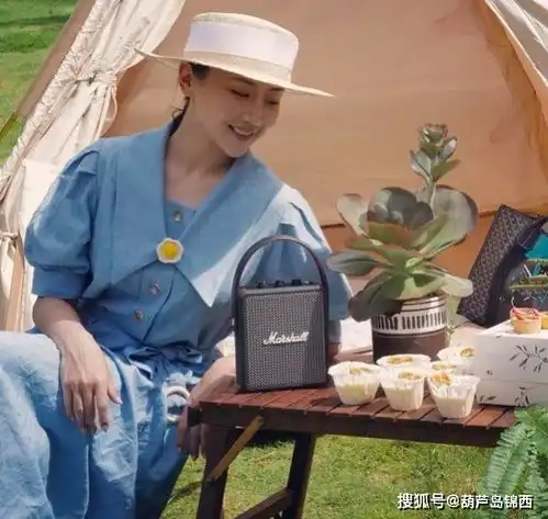  何雯娜穿牛仔裤出游也开心,梁超老婆坐电动车,还敢翘二郎凹造型