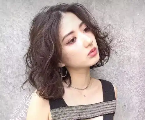  发型也换季,当下最流行的卷发