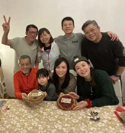  tvb绿叶举家移民奥地利,为93岁老父在当地庆生,称父亲适应性好