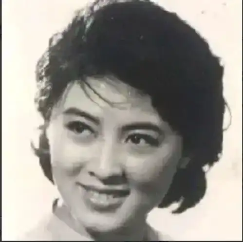  60年代,年轻时期杨丽坤的照片,一脸淡淡的微笑让人过目难忘