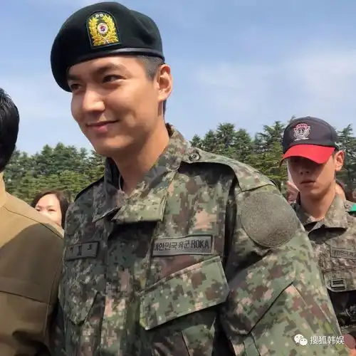  李士兵辛苦啦李敏镐军事训练结业穿军装亮相超帅气