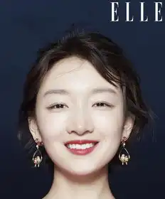  这双耳环从15年至今,杨幂李沁周冬雨先后戴过,佟丽娅诠释得最美