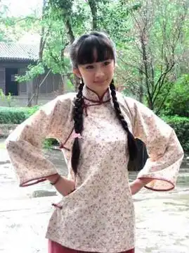  高圆圆王菲林志玲玉女装纯都扎麻花辫