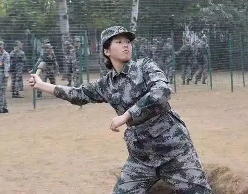  淮师有个小姐姐,带着军训教官踢正步,真是太帅了