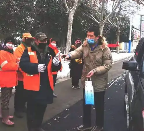  这名许昌人拎着2000瓶酒精,去了许继大道颖昌大道建设路建安大道............