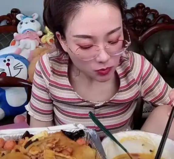  泡泡龙尸骨未寒,团队换新人重新开吃播,公开和龙妈聊天记录