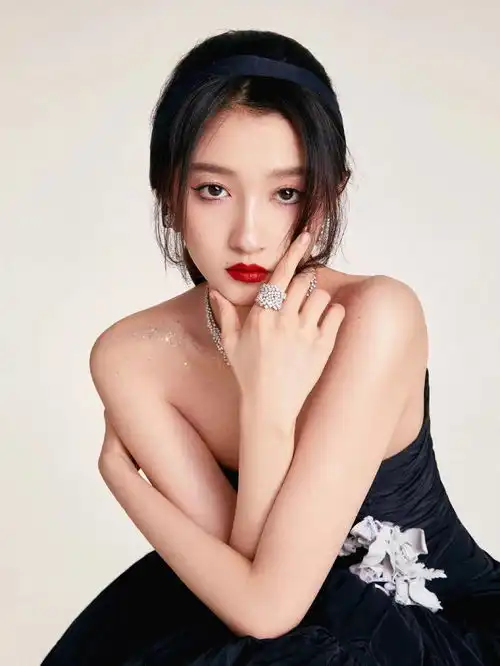  关晓彤和娜扎同框,小5岁却被吊打,这些年她被造型师害苦了