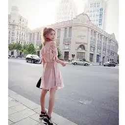  连衣裙搭配粗跟凉鞋真的很有仙气哦