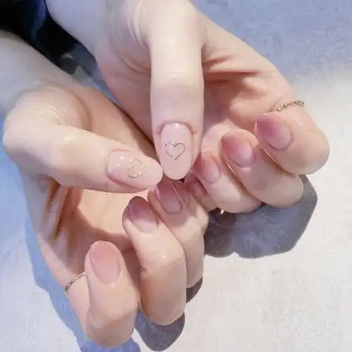  闪闪惹人爱的日常发光美甲合集,低调与华丽的结合超完美