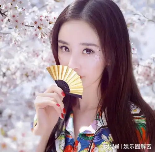  当年杨幂583分考入北影,她伯父说连清华都考不上,真是个笨蛋