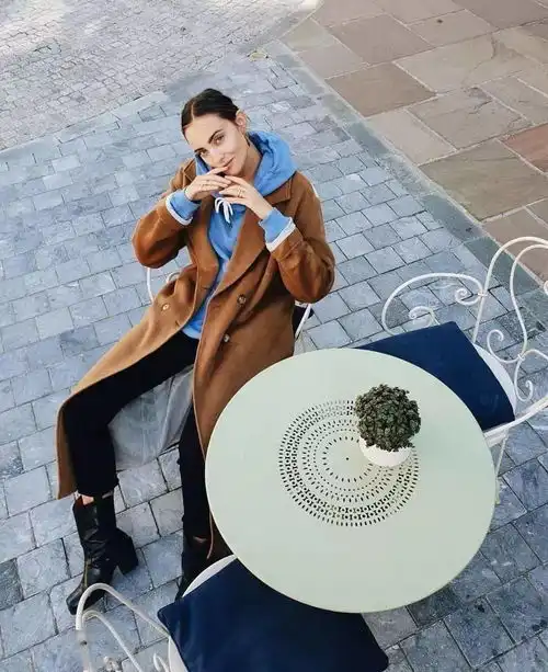  颜色搭配驼色焦糖色已经out了,它才是今冬最火的颜色