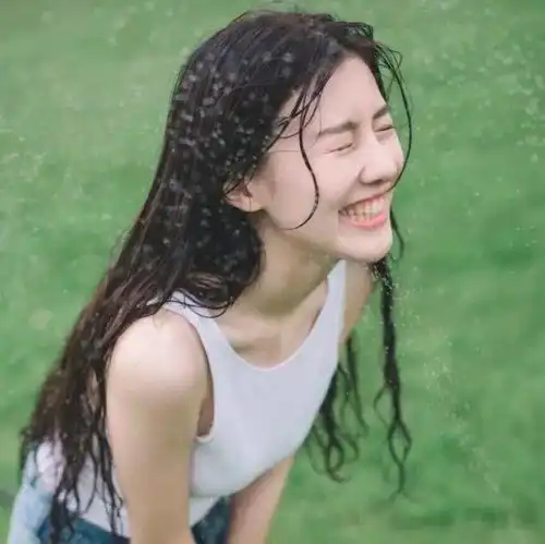  头像笑得很开心的女生头像