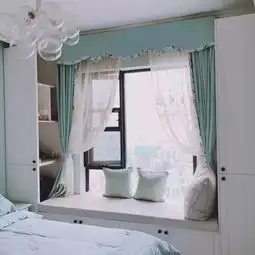 卧室里面有个小飘窗,让你每天起来都有个好心情
