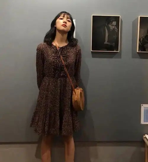  金宝罗穿碎花裙俏皮可爱胶原蛋白满满展水蜜桃般美貌