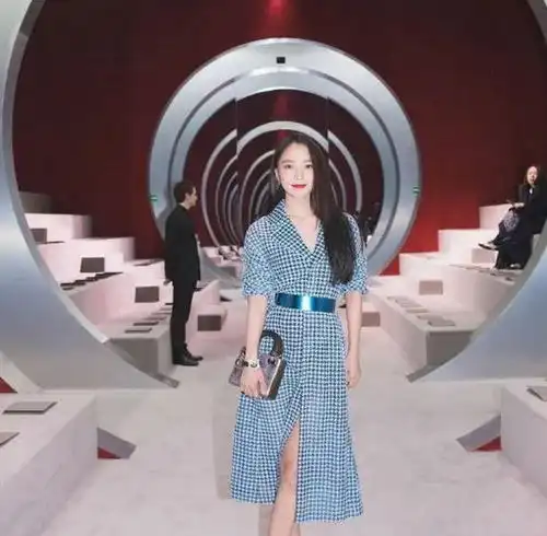  有种坐姿叫王珞丹,当镜头放大后,一般人可真难做到