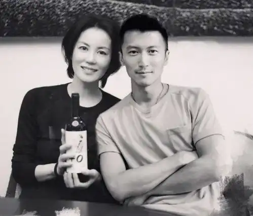  王菲谢霆锋豪宅秀恩爱,晒情侣头像夫妻相足,55岁女神仍嫩似少女