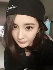  杨幂抱萌猫出镜没画眼妆清纯可爱