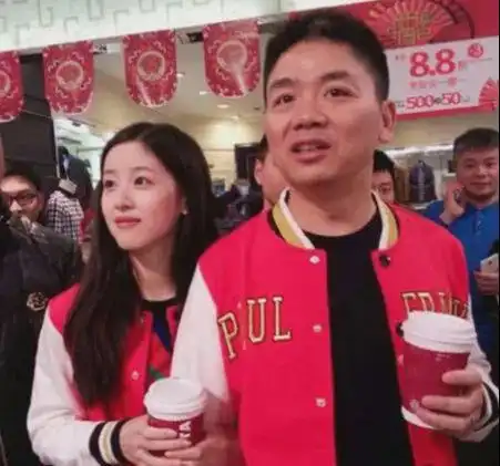 刘强东和章泽天,夫妻二人同穿情侣装亮相,十指相扣,大秀恩爱娇妻微软京东网红网易订阅
