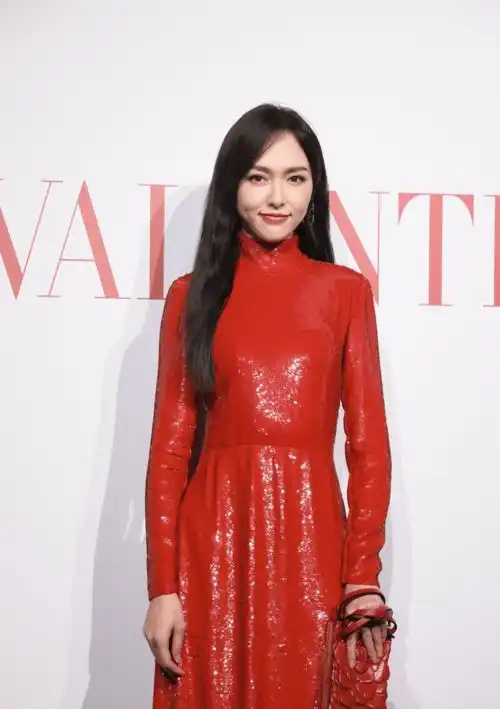  甜酷辣妈唐嫣的打扮简约又亮眼,气质魅力藏不住,真挺撩人