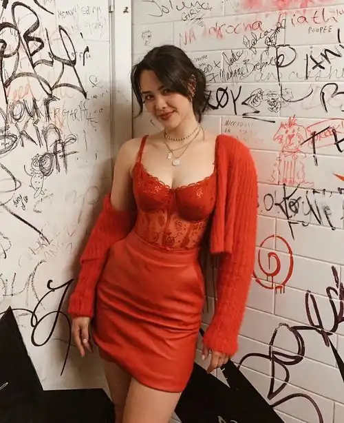  钟丽缇25岁大女儿晒性感写真身材丰腴魅力十足