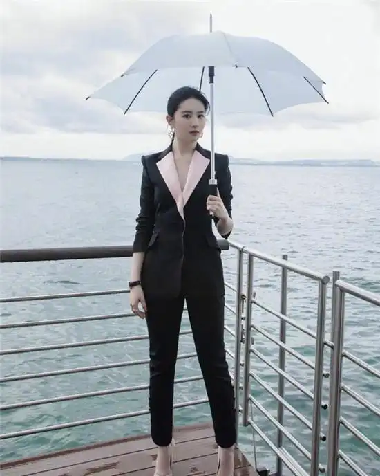  褪去仙气的刘亦菲太惊艳穿复古黑裙诠释高级美,女王范超撩人