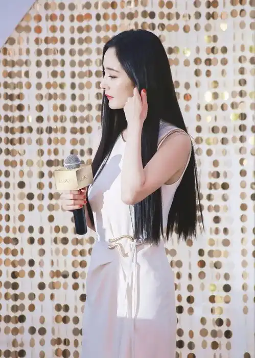  杨幂重回清纯,一袭黑长直配白裙美回校园时代,生图下瘦的过分