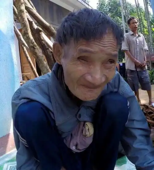 真人版泰山父子丛林生活41年,儿子不知女人的存在