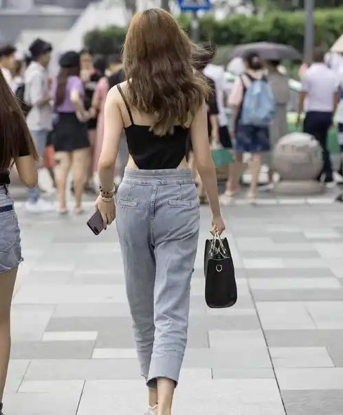  破洞的牛仔裤要想产生惊人的效果搭配,连体背心新颖时尚