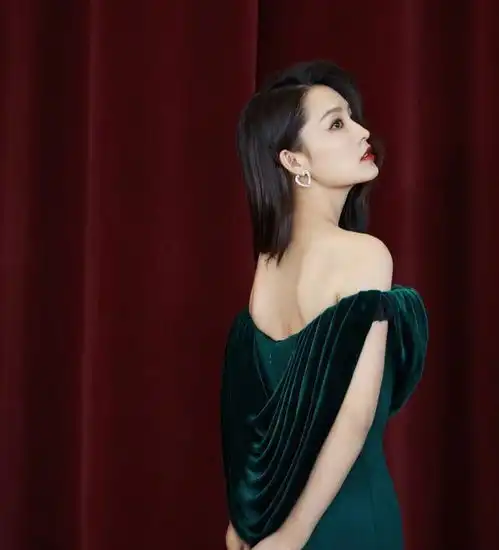  李沁小花旦甜美写真集靓丽迷人出水芙蓉