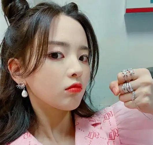  杨超越女友感杨超越元气爆棚,女友感满满明媚笑容征服无数粉丝心