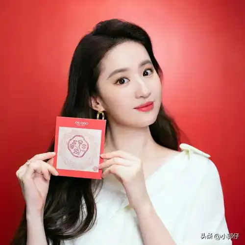  神仙姐姐刘亦菲一袭白色长裙惊艳亮相活动现场,仙气飘飘