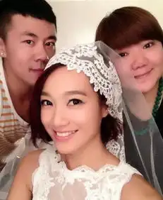  朱丹晒与男友周一围合影甜蜜相拥温馨庆生