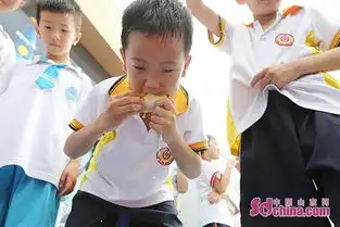  烟台惊现史上最奇葩减压方式几十名小学生扔鸭梨组图