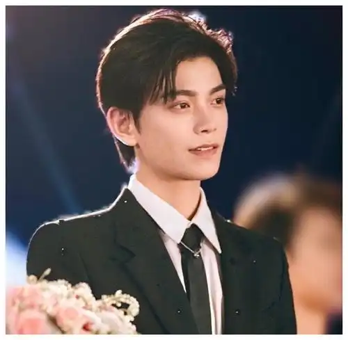  丁禹兮晚会现场截图,没有了电视剧滤镜后,这颜值是认真的