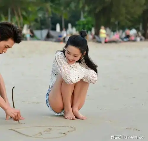  最美不过李沁的微笑,牛仔短裤搭配渔网上衣尽显少妇魅力
