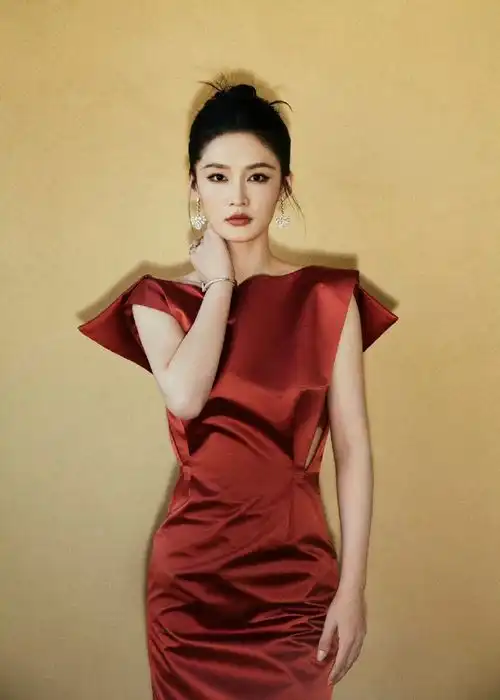  厦门这一夜赵丽颖留短发唐嫣变身女战士,李沁美丽大气
