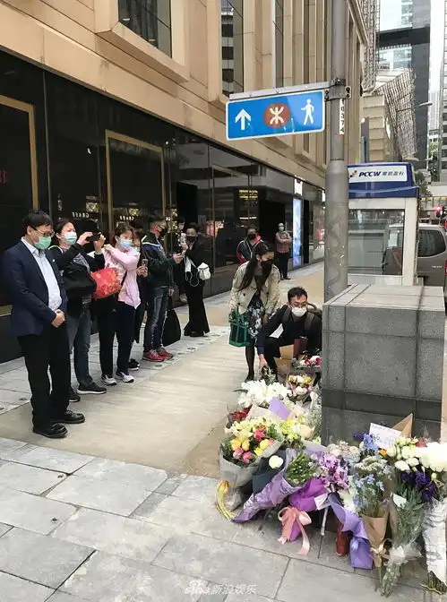  张国荣逝世17周年粉丝送花缅怀写祭语纪念永远的哥哥