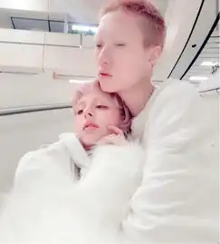  吴卓林与妻子高调秀恩爱,andi耳朵挂铁链妆容怪异又油腻