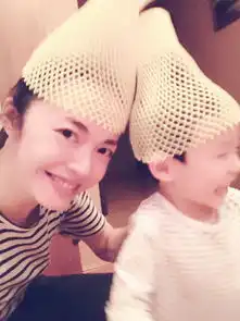  姚晨与小土豆戴网帽母子大笑显温馨