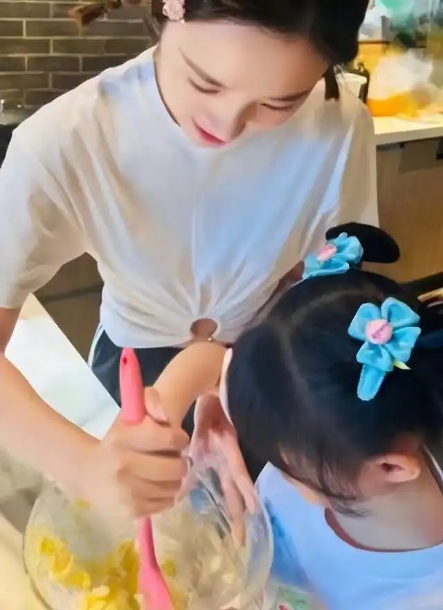  唐艺昕国庆晒女儿做黄油饼干,首次晒女儿超惊喜,小公主萌翻众人