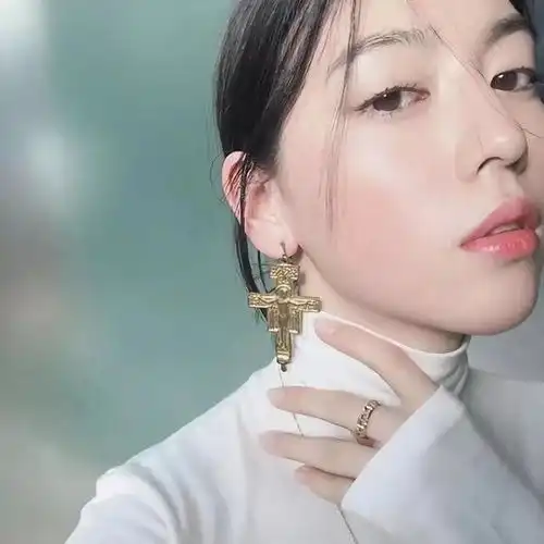  头像,我乐意沉默释放内心烟火