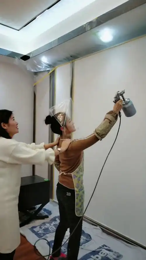  喷底色,后面还有个美女帮我稳住防毒面具